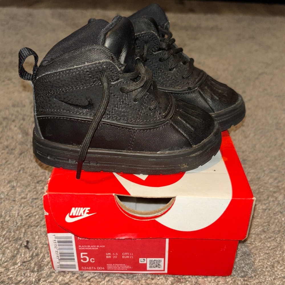 Toddler Nike Woodside Boots . Sz 5c